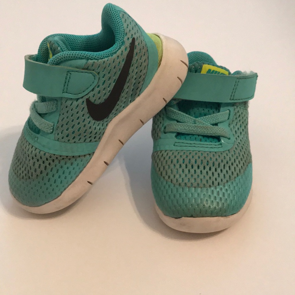 Nike baby tennis shoes